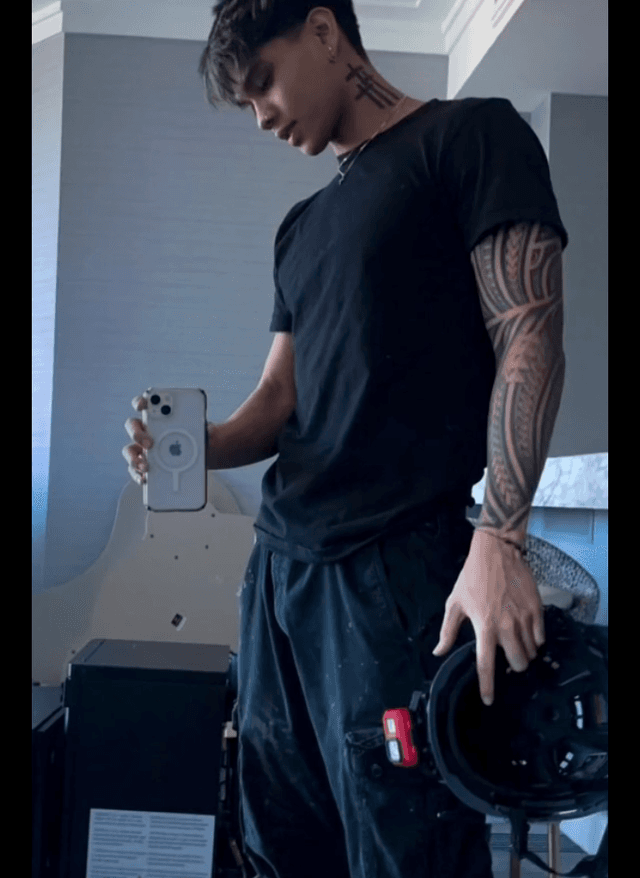 "Mirror Muscles ๐ช"