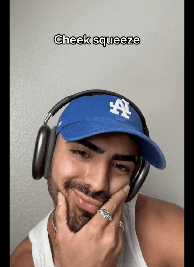 Cheek squeeze ๐