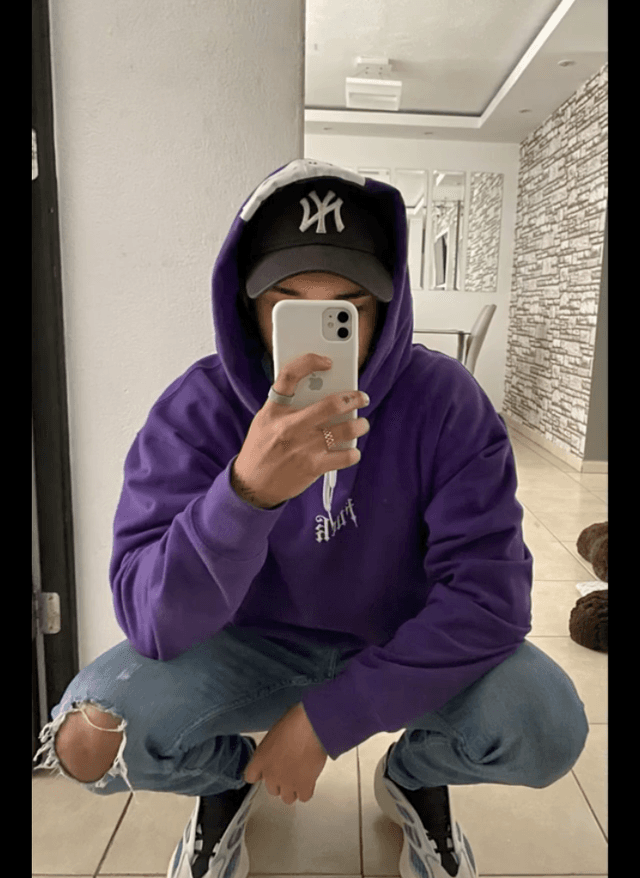 Hoodie Pose ๐ธ