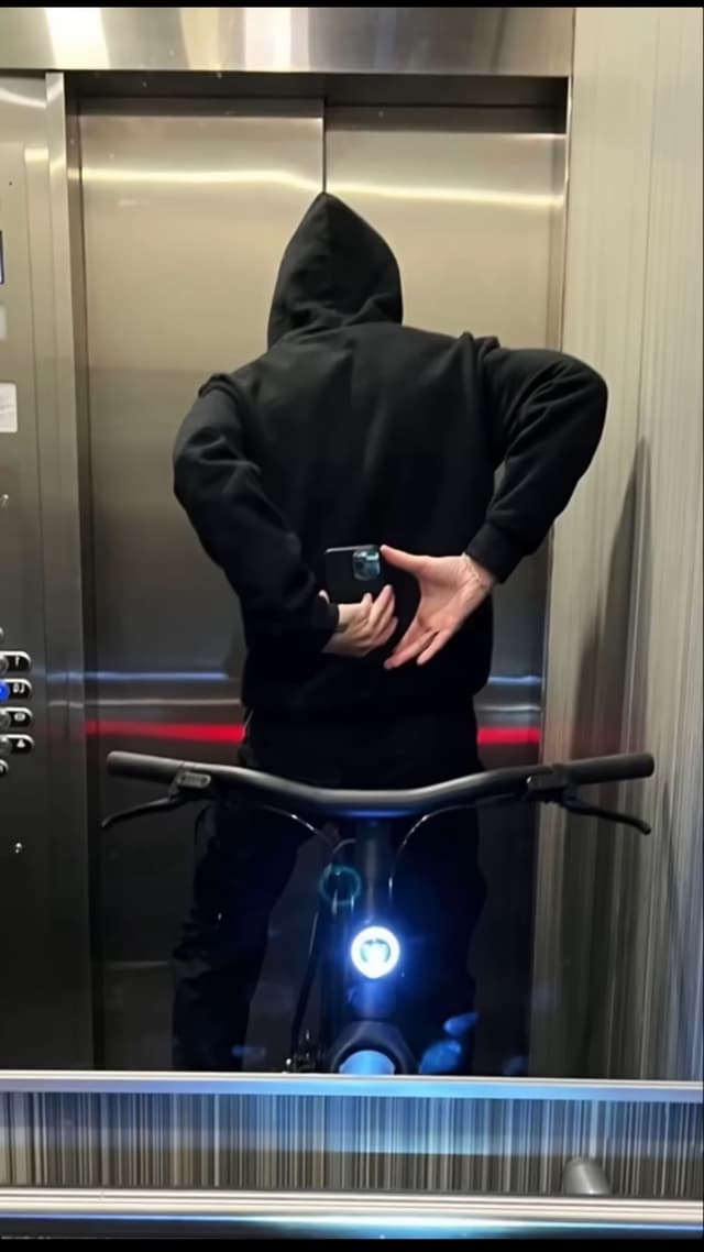 Hoodie Ride ๐ดโโ๏ธ
